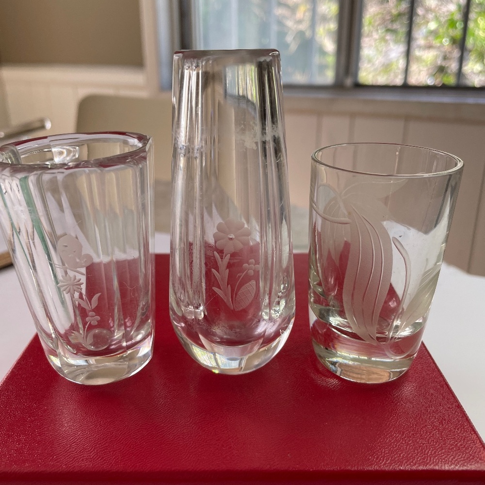 SIGNED ORREFORS KOSTA BODA ETCHED FLOWER CRYSTAL BUD VASES (3)